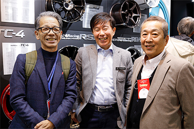 >元ミスターVOLK Racingの山口氏とレイズ副会長の三根氏に挟まれる<br>ミスターADVAN Racing 萩原氏